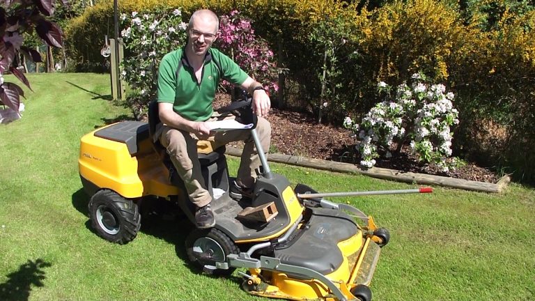 Picture of a Stiga Park 120 ride on lawnmower