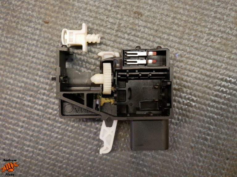 Picture showing VW Tiguan boot latch broken cog