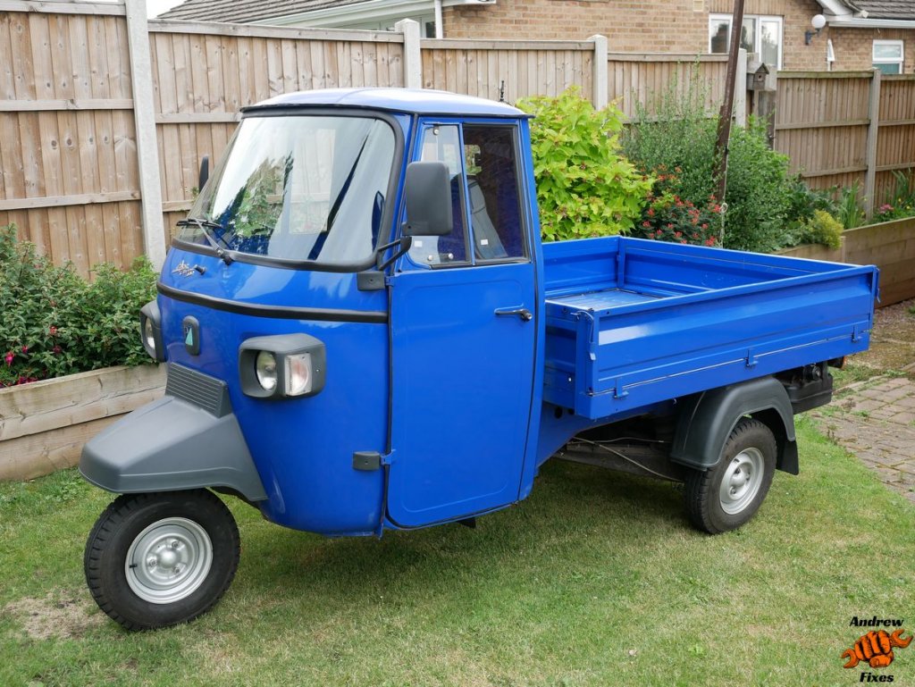 Picture of the front left view of a 2014 Piaggio Ape Classic 400